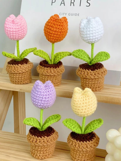 Small potted plant crochet simulation